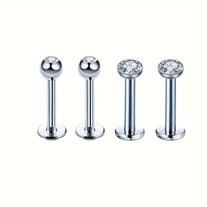 Détail macro de piercings de lèvre en acier argenté avec cristaux de zircon brillants