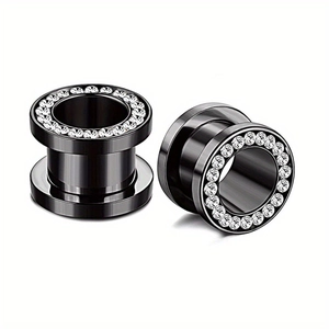 Detailansicht schwarzer Double Flared Ear Tunnels mit glitzerndem Zirkonia-Ring-Inlay