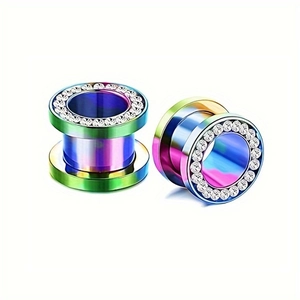 Makroaufnahme der regenbogenfarbenen Edelstahl-Ohrstecker mit funkelnden Zirkonia-Steinen
