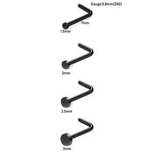 Details von vier schwarzen 20G L-Nasensteckern mit runden Aufsätzen von 1,5 mm bis 3 mm