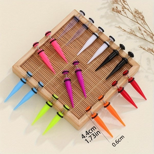 Set di espansori per lobi in acrilico punk colorati con anelli su base di bambù