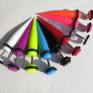 Set di orecchini a perno in acrilico colorato a forma di cono con anelli di gomma
