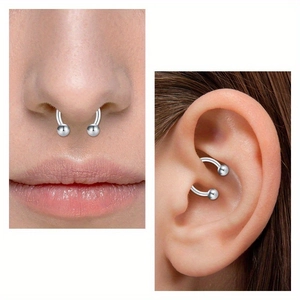 Macro-opname van zilveren horseshoe piercing in neustussenschot en oorkraakbeen