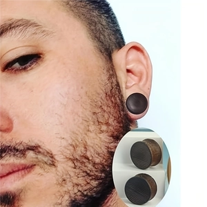 Paire d'écarteurs d'oreilles concaves en bois sombre présentés sur un modèle de style