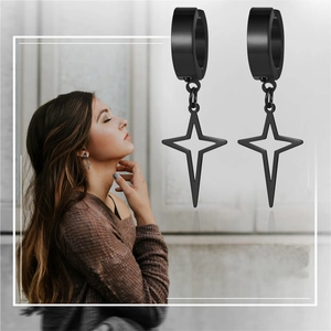Détail de boucles d'oreilles en acier inoxydable noir avec pendentifs étoile et fini mat