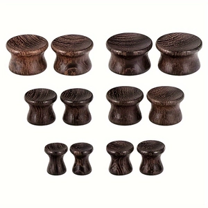 Lot d'écarteurs d'oreilles en bois naturel foncé double évasé montrant diverses tailles
