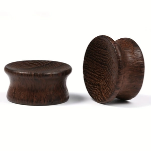 Détail d'écarteurs en bois naturel sombre avec texture lisse et grain de bois poli