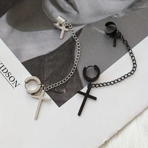 Detail van roestvrijstalen kruis oorbellen met ketting in zilver en zwarte afwerking