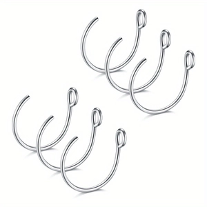 Lot de six anneaux de nez minimalistes en acier inoxydable argenté sur fond blanc