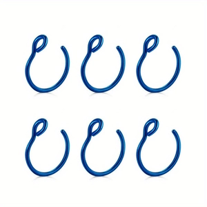 Lot détaillé de six anneaux de nez en U en acier inoxydable bleu foncé sur fond blanc