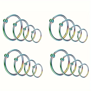 Detail van 16 regenboog roestvrijstalen captive bead ringen in verschillende maten