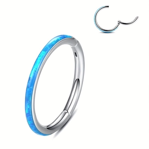 Detailansicht eines klappbaren 316L-Edelstahl-Nasenrings mit blauer Opalstein-Einlage
