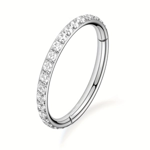 Detailansicht eines silbernen 316L Edelstahl-Nasenrings mit glänzenden Zirkoniasteinen