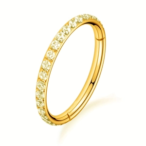 Makroaufnahme der goldenen 316L-Edelstahl-Clicker-Ring mit Zirkonia-Pflasterung