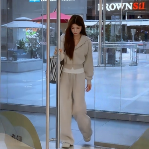 Completo sportivo beige avena con felpa con cappuccio e zip e pantaloni larghi casual