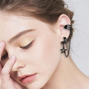 Detail eines schwarzen Pentagramm-Ohrring-Sets mit Kette, Ohrklemme und Sternanhänger