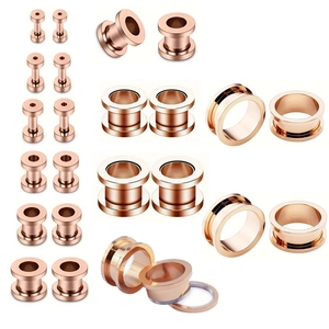 Macro-opname van verschillende maten roségouden roestvrijstalen ear tunnels en plugs