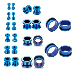 Detailweergave van blauwe roestvrijstalen ear tunnels en flesh plugs in verschillende maten