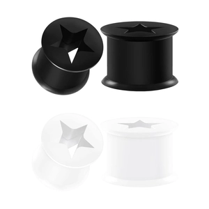 Makroaufnahme der schwarz-weißen Silikon-Ohrstecker mit hohlem Sternmuster-Design