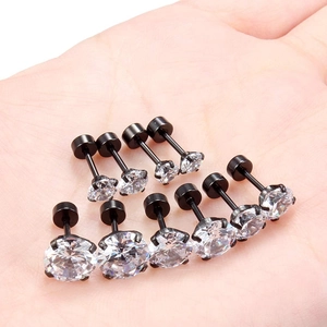 Vue détaillée de cinq paires de boucles d'oreilles en acier noir avec zircons clairs
