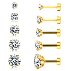 Détail de cinq paires de boucles d'oreilles en acier doré avec zircons ronds brillants