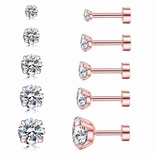 Cinq piercings labret en or rose avec zircons blancs de tailles différentes