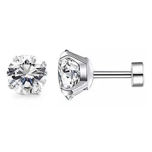 Détail macro de boucles d'oreilles clous en acier argenté à 4 griffes avec zircons brillants