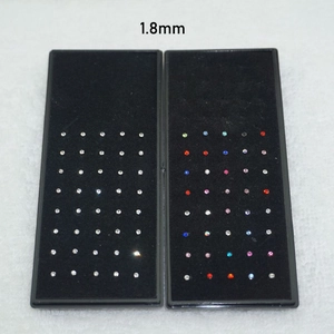 Zwei Schachteln mit 1,8 mm Edelstahl Nasensteckern mit klaren und bunten Kristallen