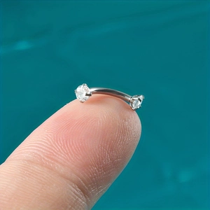 Barbell courbé en acier inoxydable poli avec deux zircons blancs pour piercing sourcil