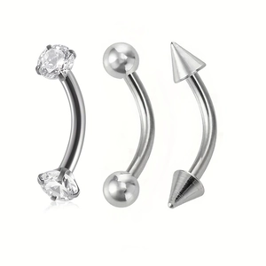 Détail de 3 piercings courbes en acier inoxydable avec zircon, boule et pointes