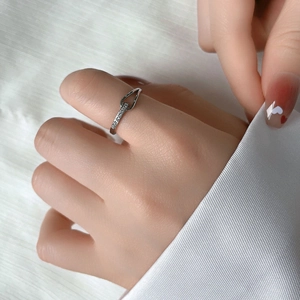 Nahaufnahme eines silbernen Zirkonia-Rings mit elegantem hohlem Tropfen-Design