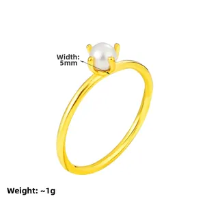 Detailansicht einer 5mm weißen Perle auf einem goldenen Titanstahlring mit Vier-Krallen