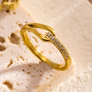 Elegante anello incrociato placcato oro con zirconi su base in pietra naturale