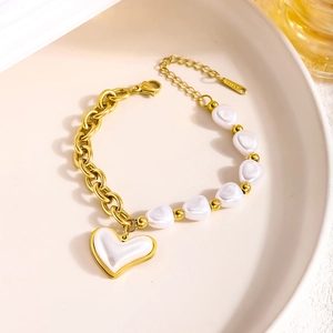 Bracciale in acciaio al titanio dorato con perle irregolari e ciondolo a cuore