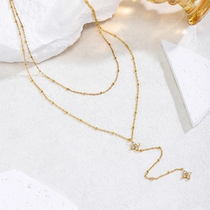Collana a doppio strato in acciaio inossidabile dorato con pendenti a quadrifoglio e zirconi bianchi