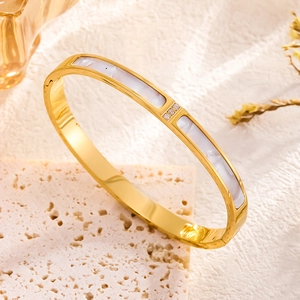 Bracelet élégant en acier titane doré avec nacre blanche et pierres de zircone