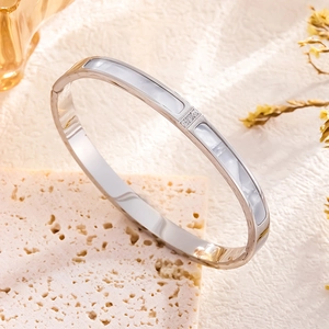Bracelet en acier titane argenté avec incrustation de nacre et pierres de zircon
