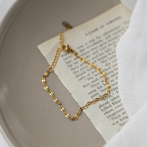 Elegante pulsera de cadena de labios en acero inoxidable bañada en oro de 18 quilates