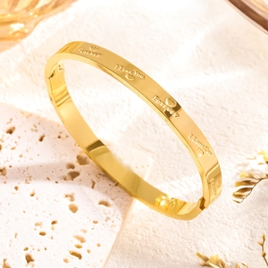 Bracelet jonc doré en acier inoxydable avec gravure Love Forever et motifs de cœur élégants