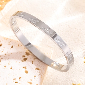 Bracelet élégant en acier inoxydable argenté avec gravures Love Forever et cœur