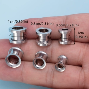 Set roestvrijstalen ear flesh tunnels in diverse maten getoond voor schaalindicatie