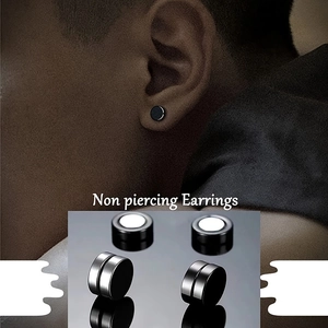 Detalle de pendientes magnéticos negros redondos sin agujero en un elegante set de dos pares