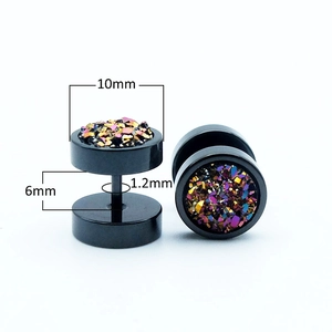 Schwarze Edelstahl-Ohrstecker mit bunten Druzy-Steinen und 10mm Größenangaben im Detail
