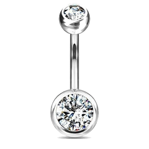 Detailansicht von silbernem Bauchnabelpiercing aus Edelstahl mit runden Zirkonia
