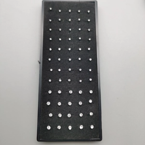 Makroansicht der Nasenstecker aus Edelstahl mit Zirkonia-Steinen in verschiedenen Größen