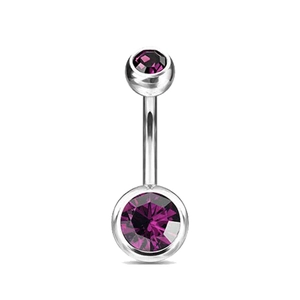 Nahaufnahme eines gebogenen Bauchnabelpiercings aus Edelstahl mit zwei lila Zirkonsteinen