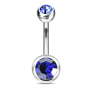 Detailansicht eines silbernen Bauchnabelpiercings aus Edelstahl mit zwei dunkelblauen Zirkonias