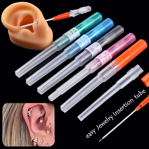 Detailweergave van gekleurde piercing-katheter naalden met een siliconen oormodel