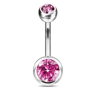 Detail eines polierten Bauchnabelpiercings aus Edelstahl mit funkelnden rosa Zirkonia