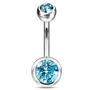 Detailansicht eines Bauchnabelpiercings aus Edelstahl mit blauen Zirkonia und gebogenem Stab